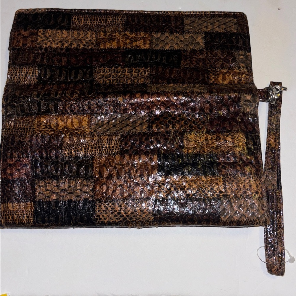 WALLET/ WRISTLET FAUX LEATHER AND FAUX ANIMAL PRINT BUT HAS GREAT COLORED DESIGN - Picture 7 of 11